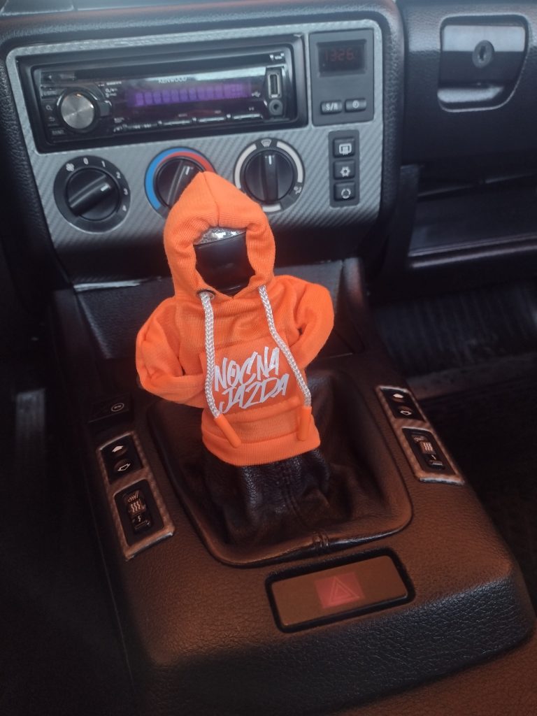 Nocna Jazda Knob Hoodie — pomarańczowa mini bluza na gałce zmiany biegów