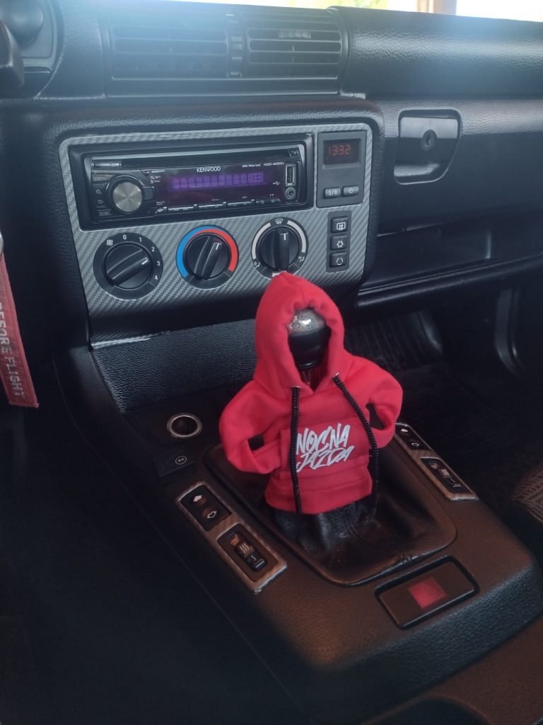 Nocna Jazda Knob Hoodie — czerwona mini bluza na gałce zmiany biegów